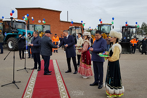 Подарок дорожникам! Из рук руководителей республики 53 единиц спецтехники!