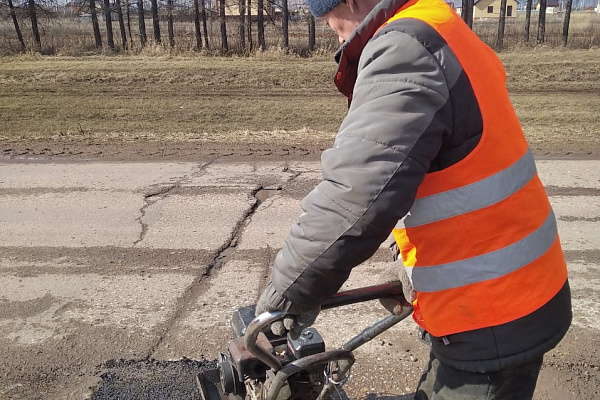  На автомобильных дорогах продолжается ямочный ремонт 