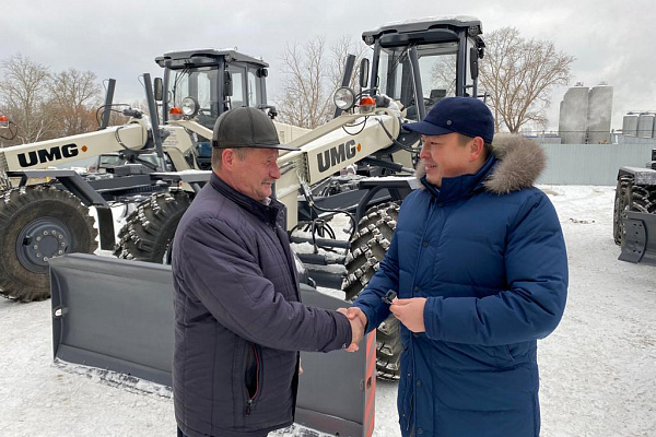 Ильдар Юланов вручил ключи от новой дорожной техники