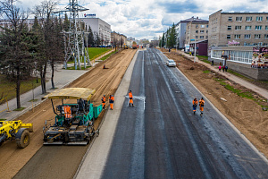 В Уфе на участке улицы 8 Марта приступили к устройству нижнего слоя асфальтобетонного покрытия