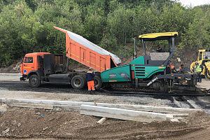 Приступили к укладке асфальтобетонной смеси
